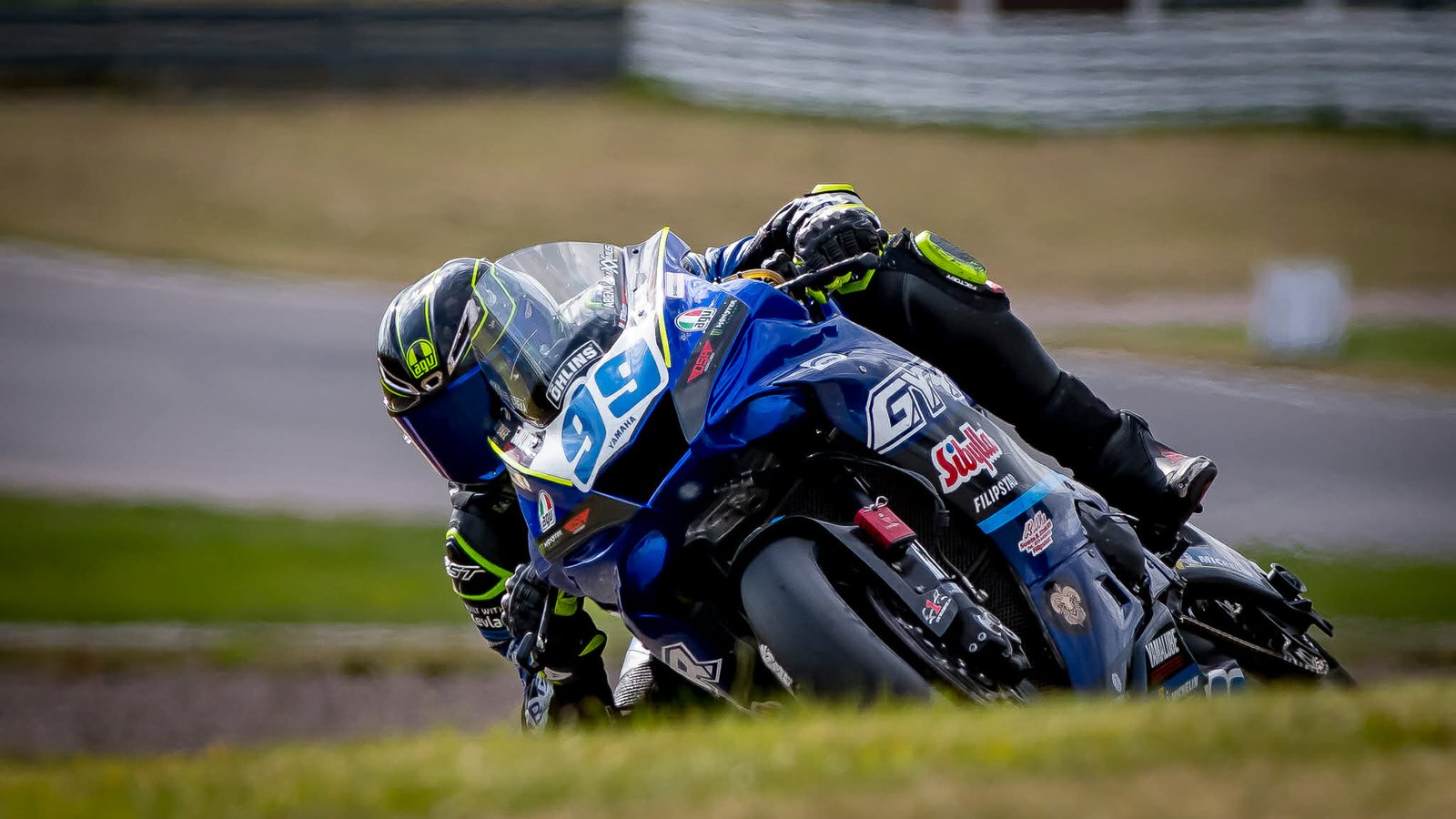 Maxximus Vikingasköld kör road racing på Yamaha i en snabb kurva under tävling