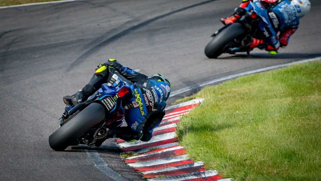 Maxximus Vikingasköld attackerar en kurva i road racing med en konkurrent bakom