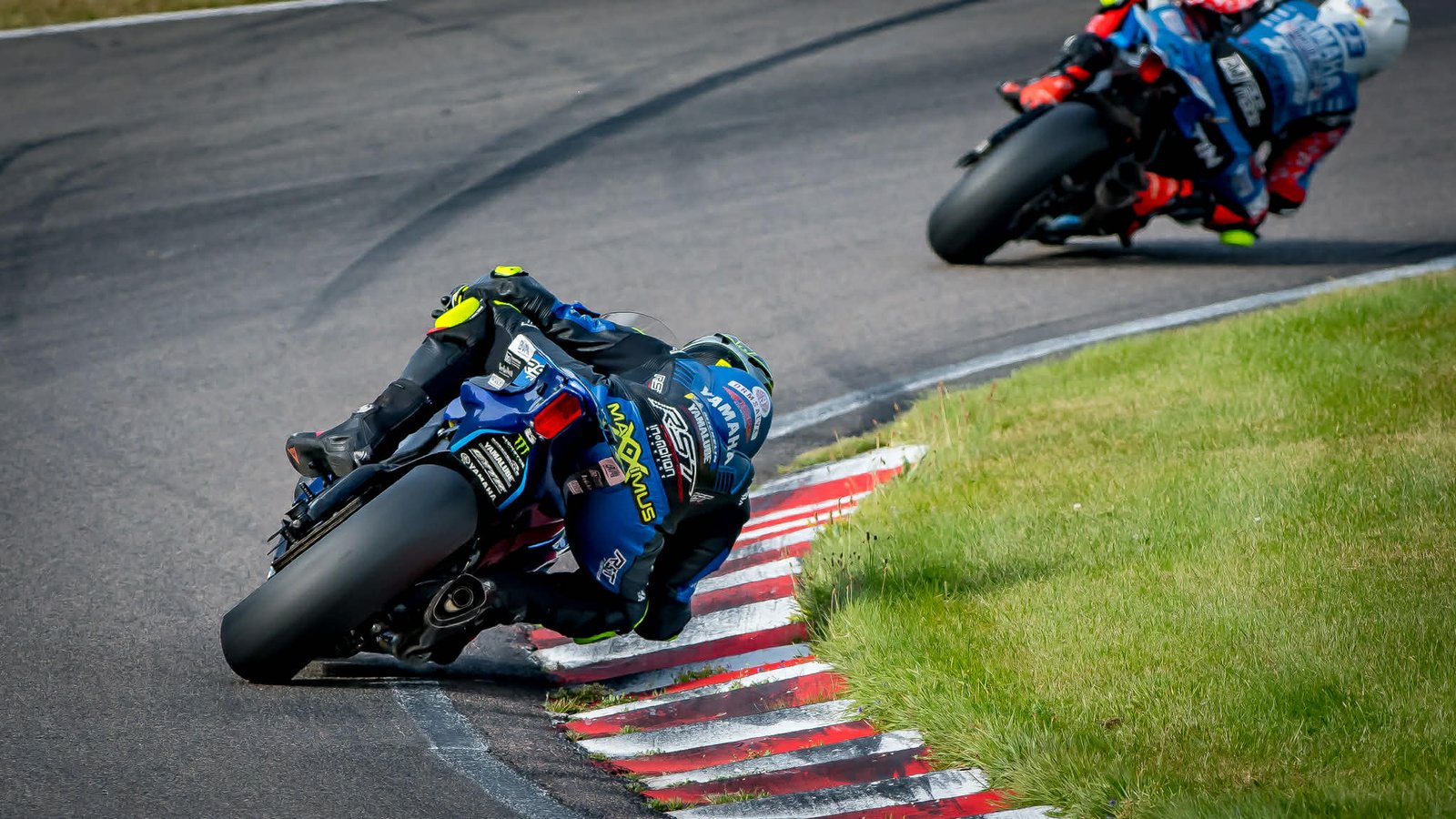 Maxximus Vikingasköld attackerar en kurva i road racing med en konkurrent bakom