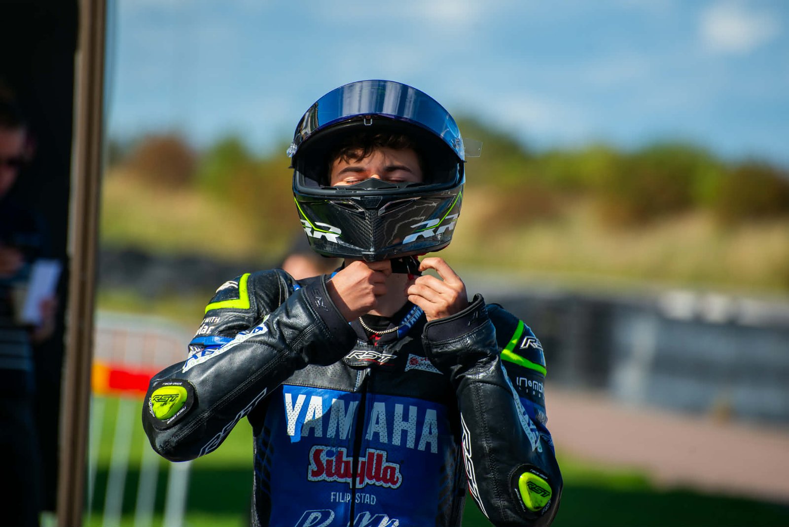 Maxximus Vikingasköld förbereder sig för road racing och spänner hjälmen