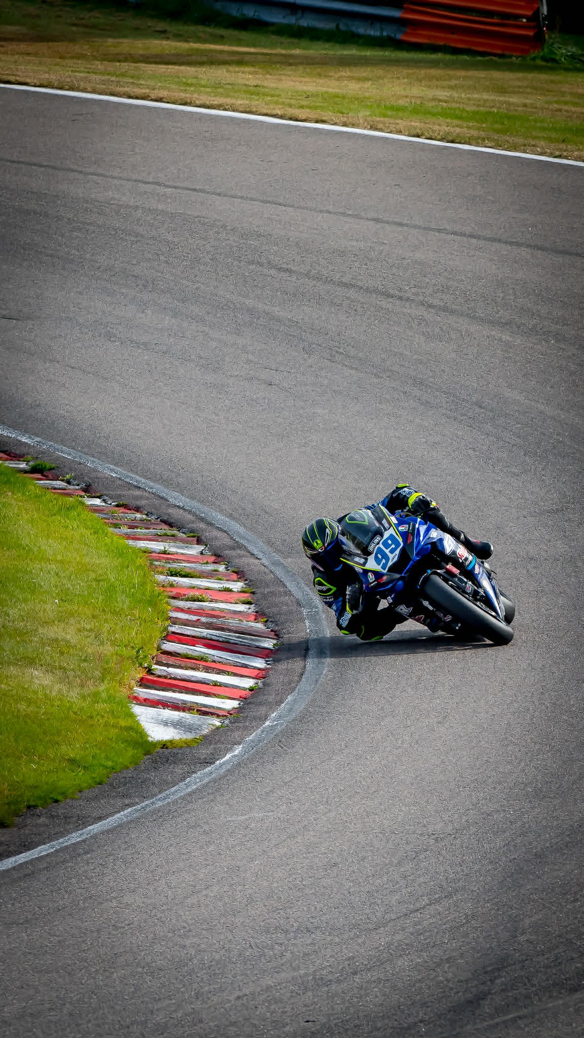 Maxximus Vikingasköld i full lutning genom en kurva under road racing