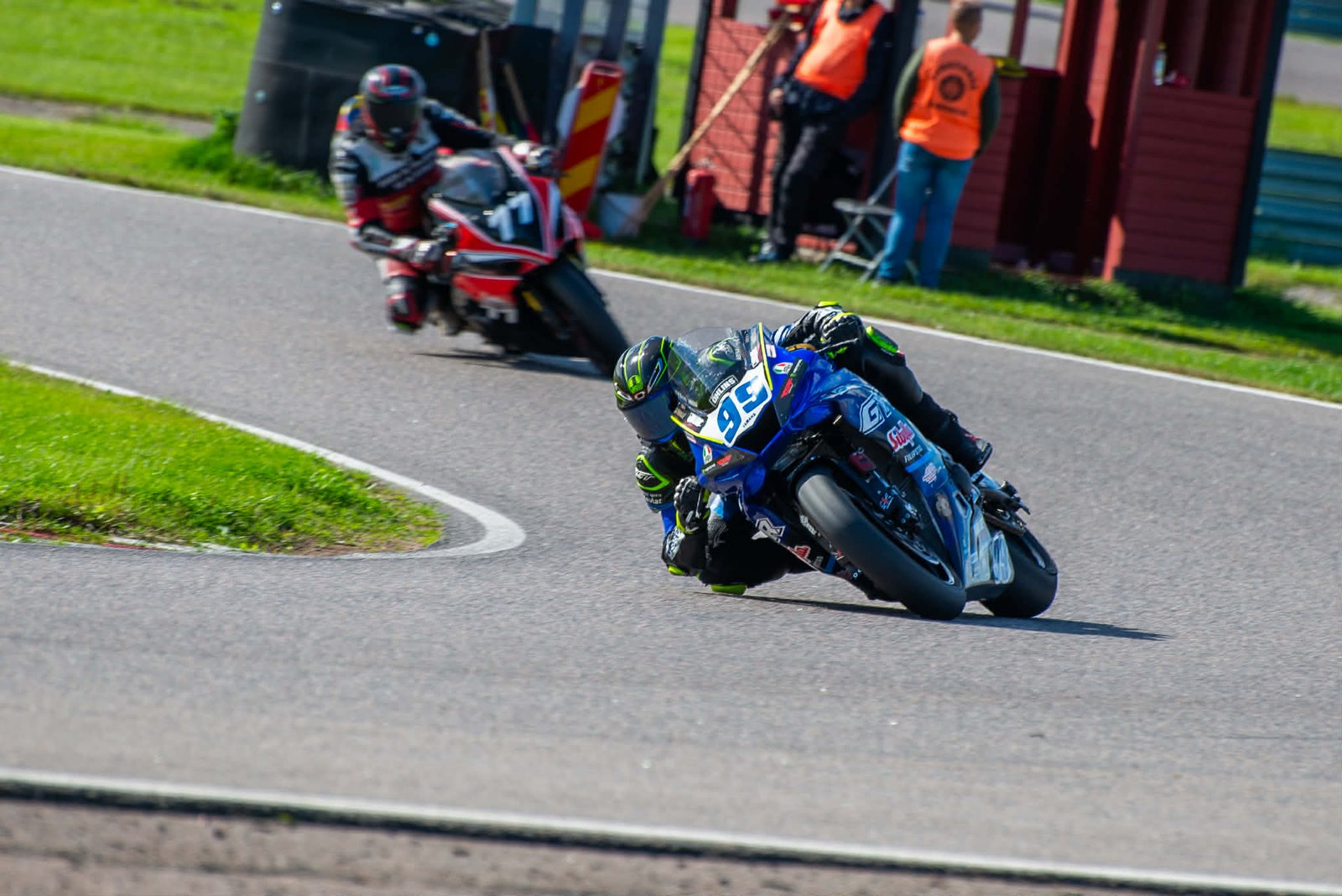 Maxximus Vikingasköld leder en kurva i road racing med en konkurrent bakom