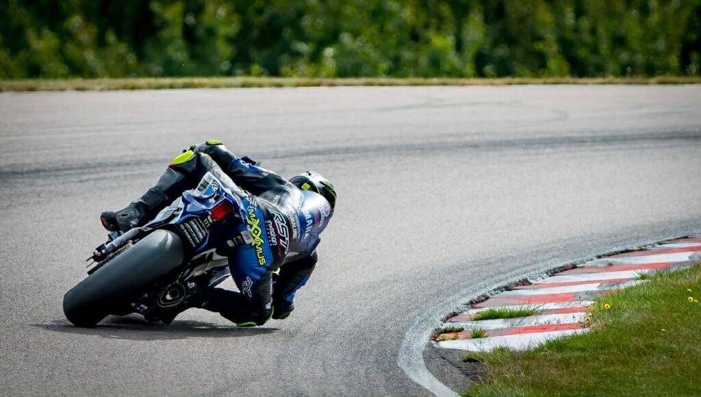 Maxximus Vikingasköld i hög fart genom en kurva under road racing