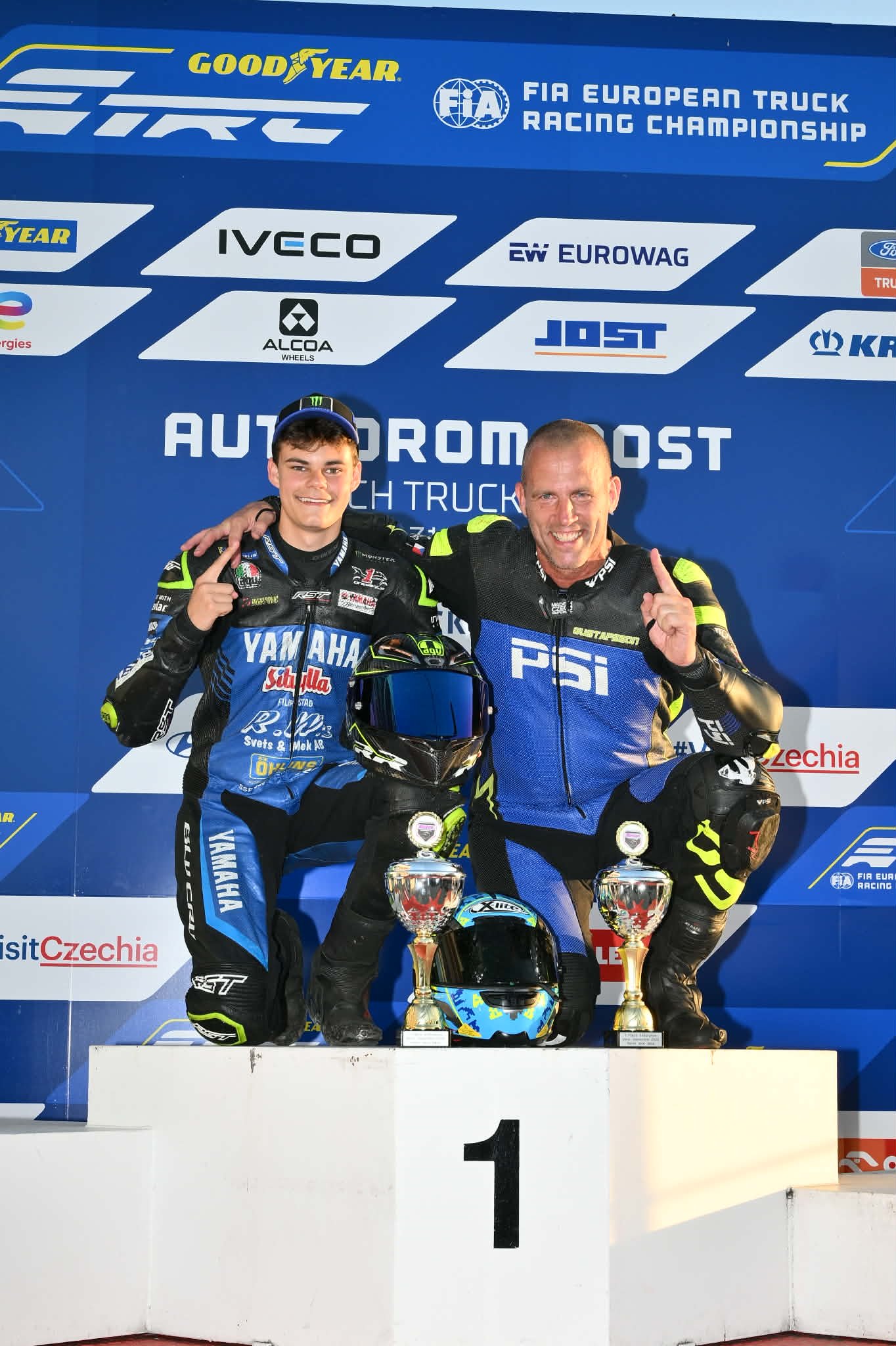 Maxximus Vikingasköld firar seger på prispallen efter road racing