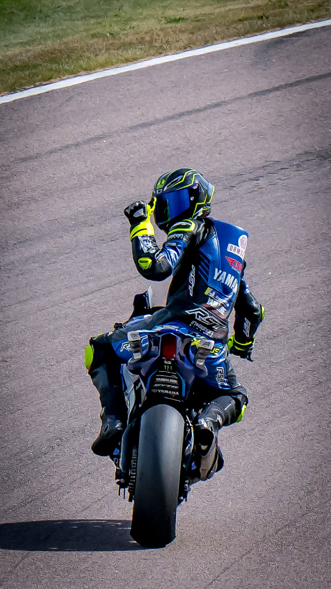 Maxximus Vikingasköld firar seger på sin Yamaha efter road racing