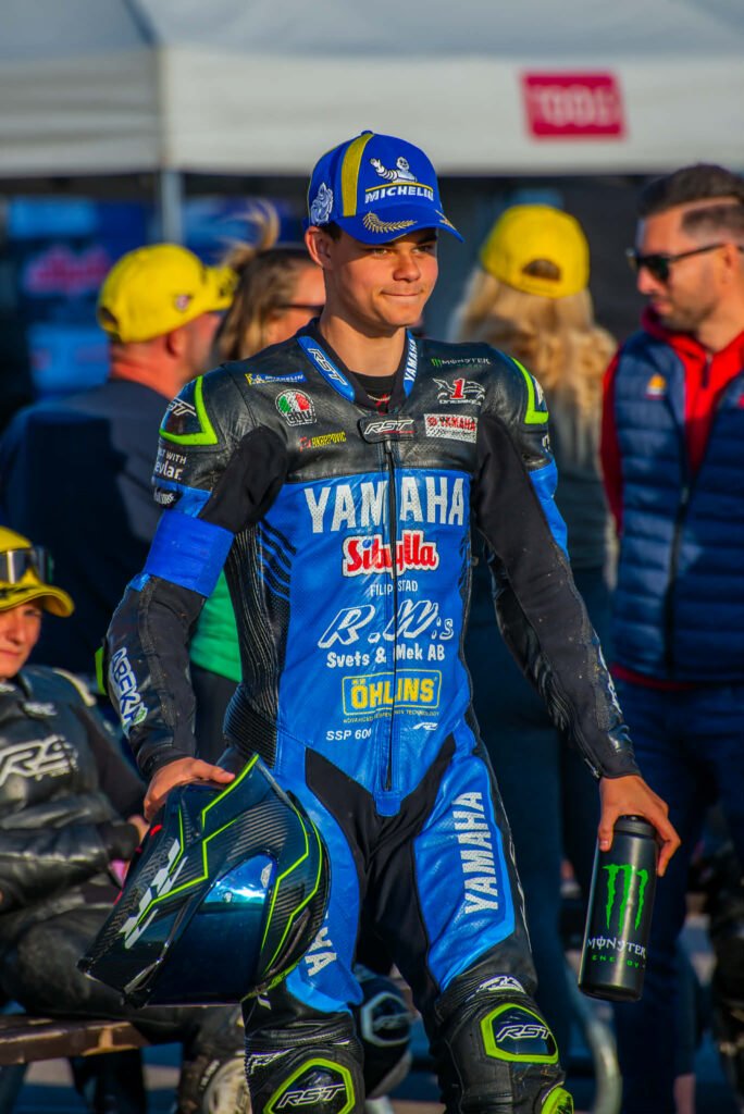Maxximus Vikingasköld i Yamaha-ställ i depån under en road racing-tävling