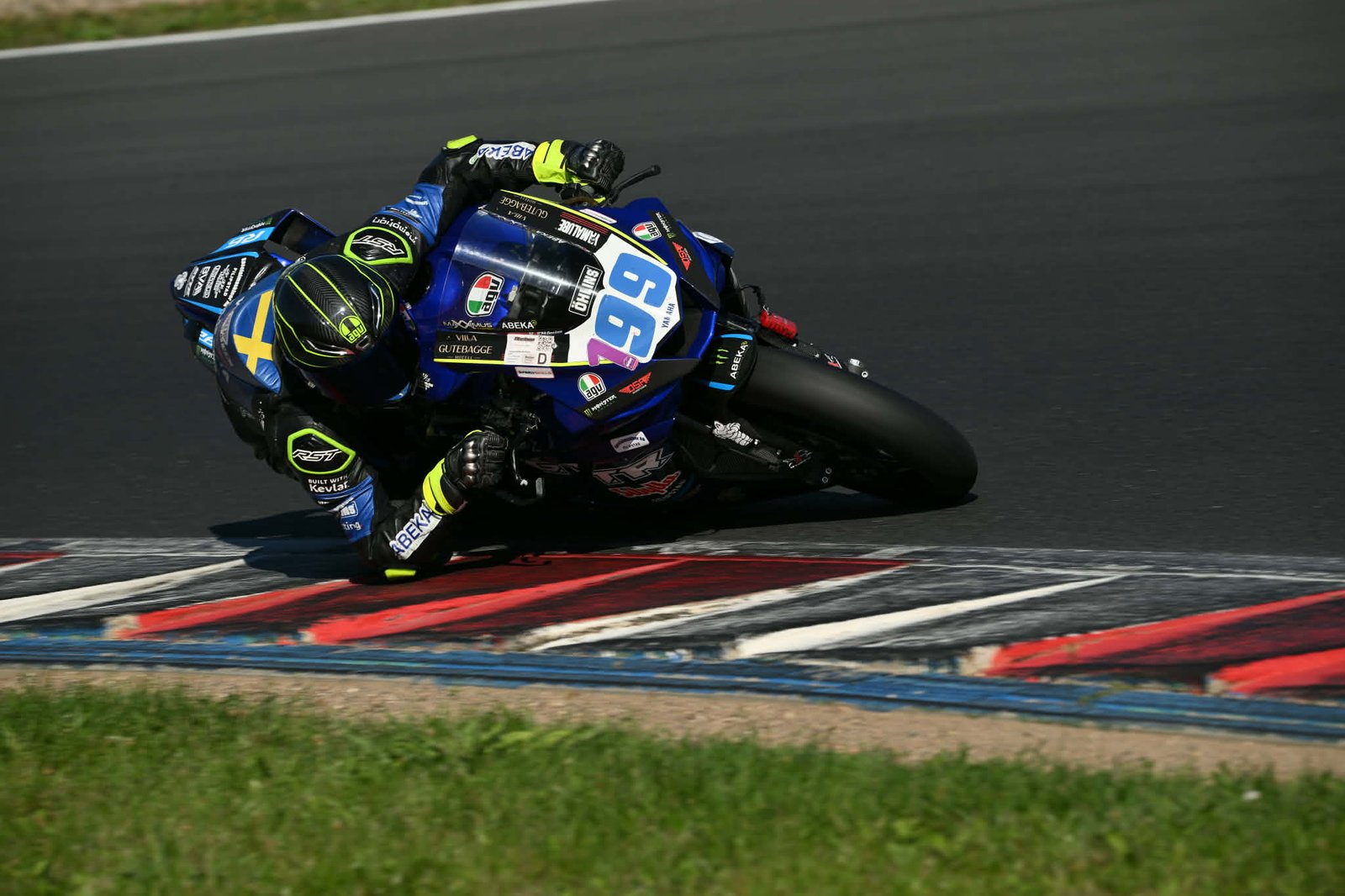 Maxximus Vikingasköld lutar kraftigt i en kurva under road racing på sin Yamaha