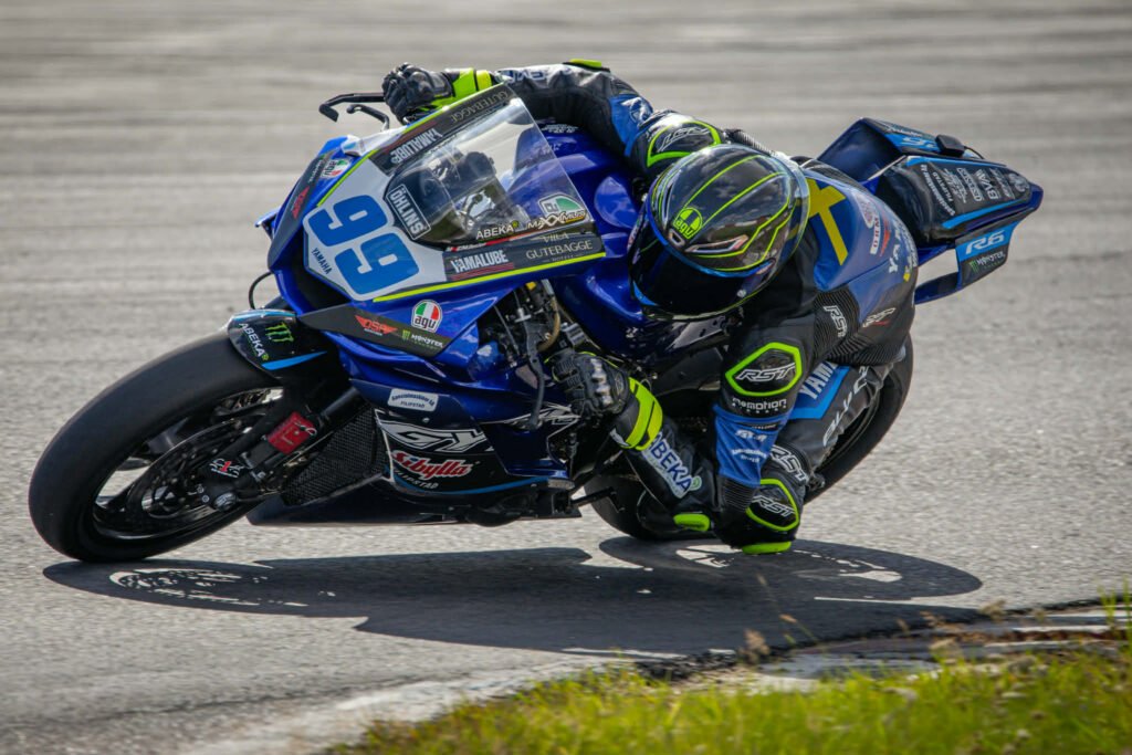 Maxximus Vikingasköld i full lutning på Yamaha R6 under road racing