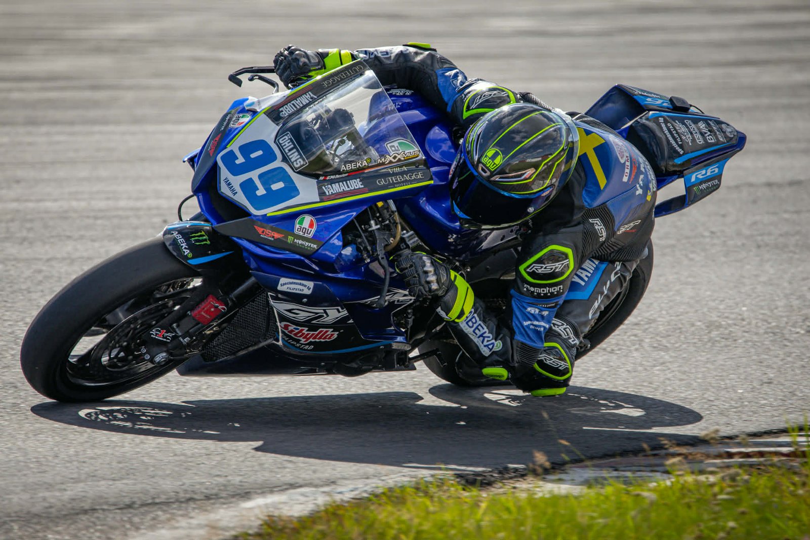 Maxximus Vikingasköld i full lutning på Yamaha R6 under road racing