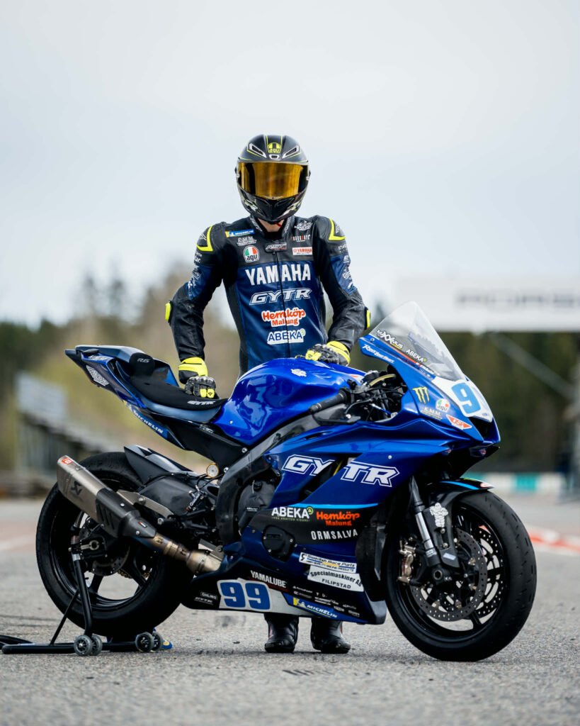 Maxximus Vikingasköld står bakom sin Yamaha R6 inför en road racing-tävling