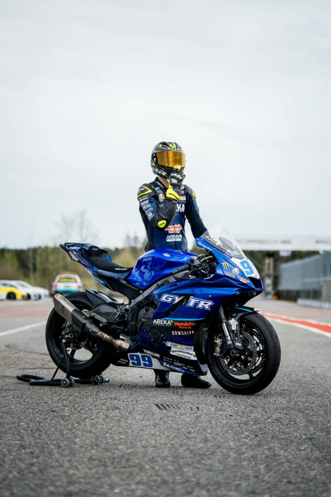Maxximus Vikingasköld med sin Yamaha R6 i depån inför road racing