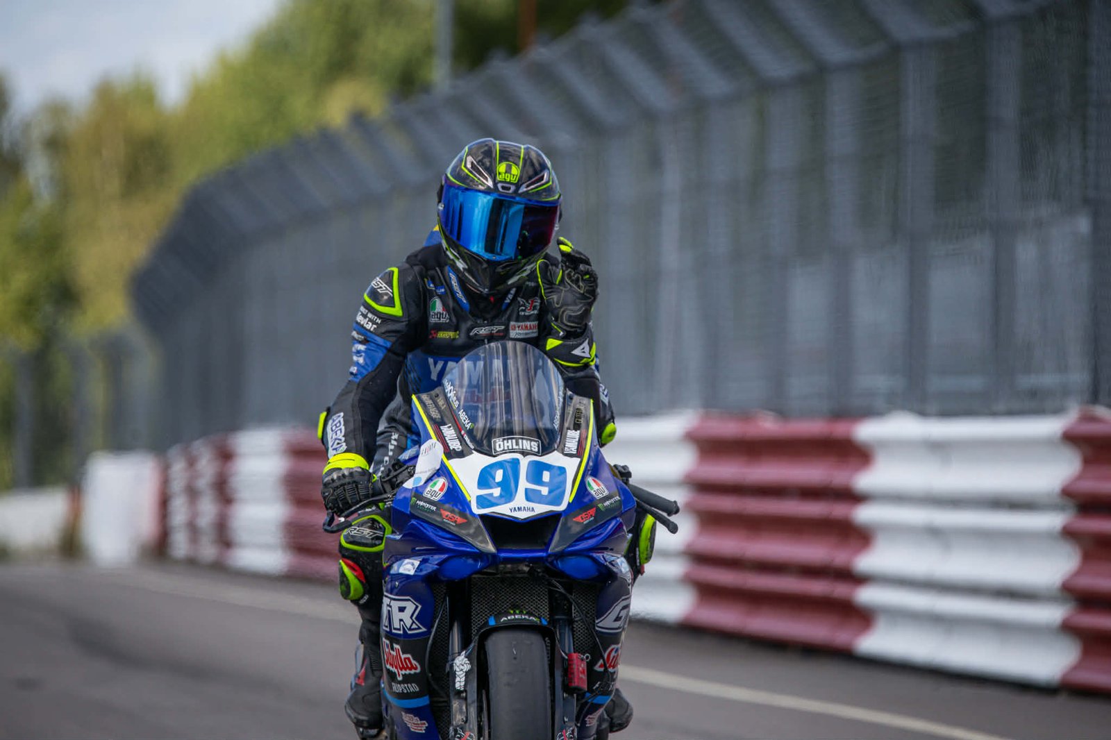 Maxximus Vikingasköld kör ut på banan på sin Yamaha inför road racing